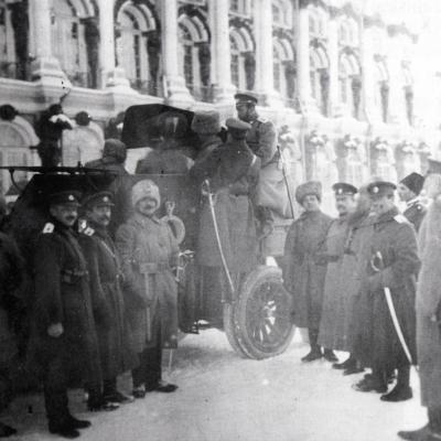 Le Tsar Nicolas II inspecte le corps à Tsarskoje Selo