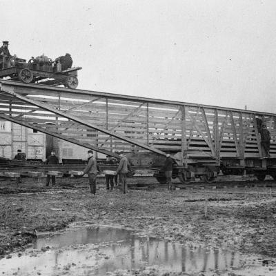 Pièces préassemblées pour la pose d'une voie ferrée près de Furnes, 1916