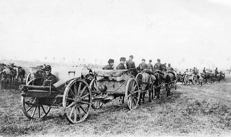 Batterij van 75mm kanon TR in beweging, 1914 Batterij van 75mm kanon TR in beweging, 1914