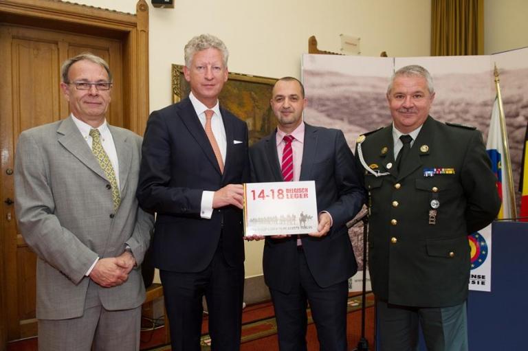 L'équipe du livre avec le ministre (de gauche à droite: le major Rob Troubleyn, le premier sergent-chef Malek Azoug et l'adjudant Patrick Brion). L'équipe du livre avec le ministre (de gauche à droite: le major Rob Troubleyn, le premier sergent-chef Malek Azoug et l'adjudant Patrick Brion).