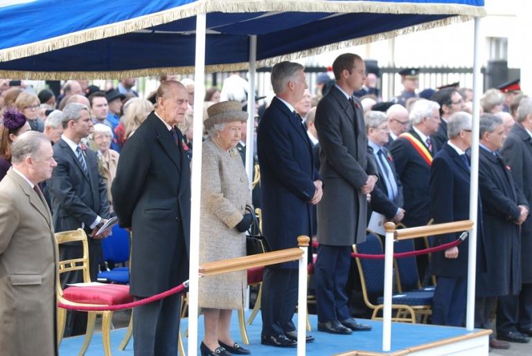 La Reine Élisabeth II rend hommage au jardin de la mémoire avec notre Roi Philippe.